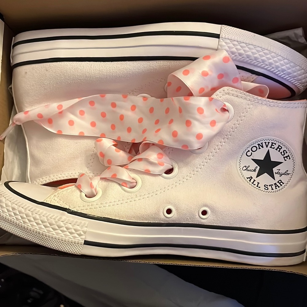Brand new high top limited converse womens size 7 white coral with polka dots
